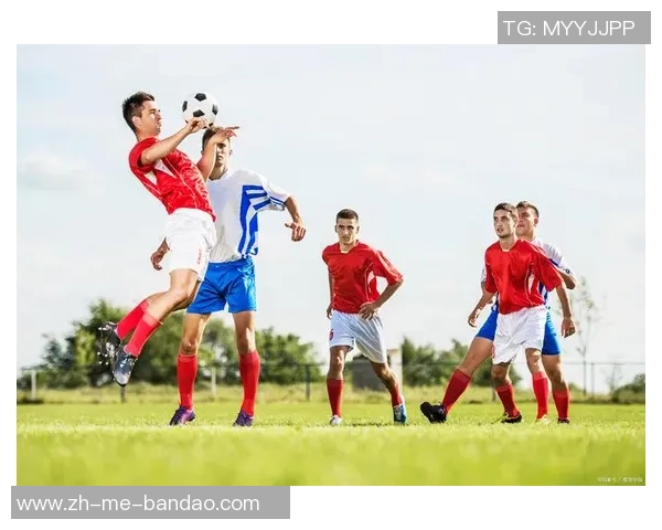 足球弹到绿茵场上的瞬间如何改变比赛的命运与球员的心态